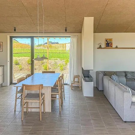 4 Bedroom Beautiful In 哈泽斯莱乌